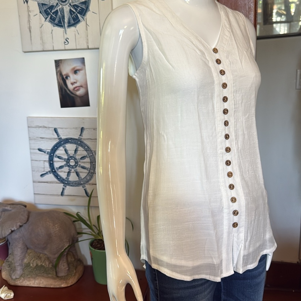 NWT papillon size XS Sleeveless White Button-Down Top